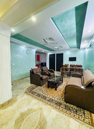 Spacious 4 BR near
Metro station Vacation rental in Noida
