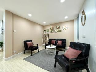 5房/步行10分钟轻轨Ekkmami/轻轨9分钟EmSphere/Thong Lo区/50米bigc Vacation rental in Bangkok