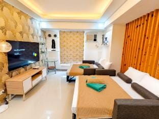 Avida Riala 706 T3 IT Park 2BR Unit 55" Smart TV Apartment in Lapu-Lapu City