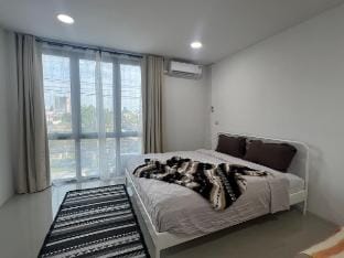 3BR max 9pax near MRT Ratchada Vacation rental in Bangkok
