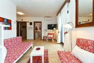 Charming apartment with balcony and pool Apartment in Peroj