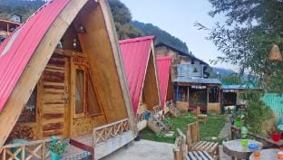 Earthen Pods: Rustic Mud House & Cozy Huts Vacation rental in Manali