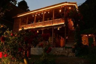 Earthen Pods: Rustic Mud House & Cozy Huts Vacation rental in Manali