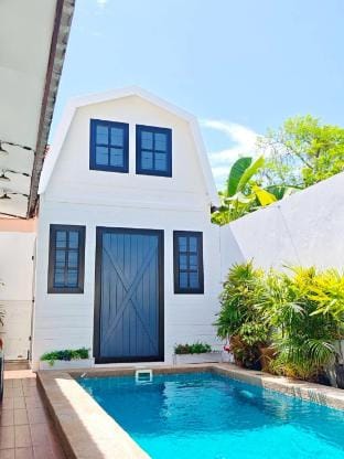 Canary Pool Villa Bangsaen Villa in Chon Buri Changwat
