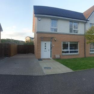 Entire spacious 3 Bedroom house Vacation rental in Glasgow