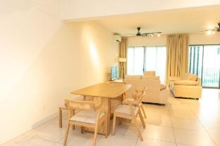 Meritus Residensi Seaview Pent Hauz 3BR 10Pax Vacation rental in Penang