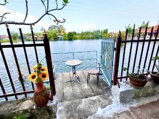 บ้านริมน้ำ พัทยา Villa in Pattaya City