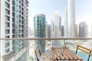 Earthy & Sharp - Studio with Lake View - JLT Vacation rental in Dubai