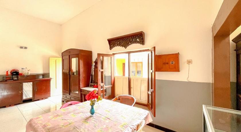 RedDoorz @ Penginapan Garuda Batu Hotel in East Java
