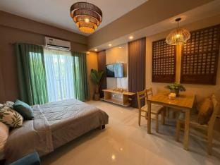 Crosswinds Alpine Villas Elegant Netflix/Parking Apartment in Tagaytay