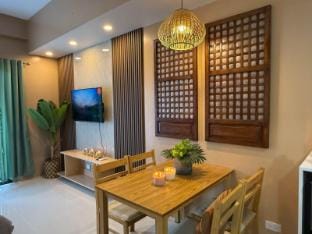 Crosswinds Alpine Villas Elegant Netflix/Parking Apartment in Tagaytay