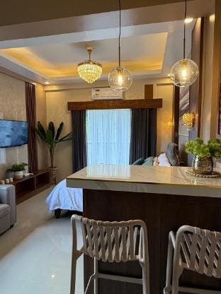 Alpine Villas Glamorous/ Netflix/ Free Parking- Apartment in Tagaytay
