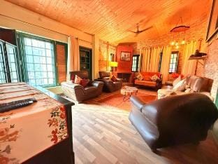 Frogs BNB Aviator's Bungalow Vacation rental in Punjab, India