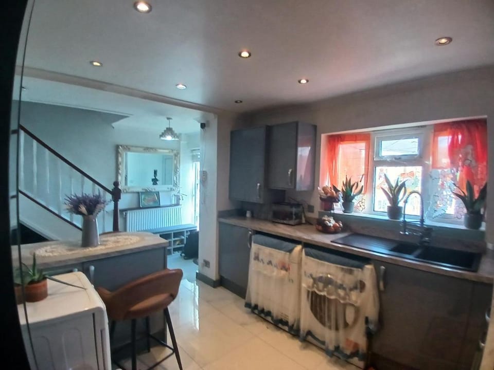 4 bed masonette with Garden Bed and Breakfast in London