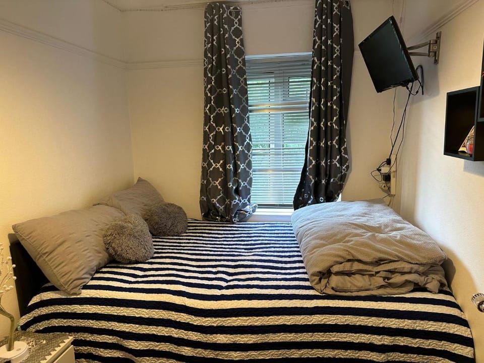 4 bed masonette with Garden Bed and Breakfast in London
