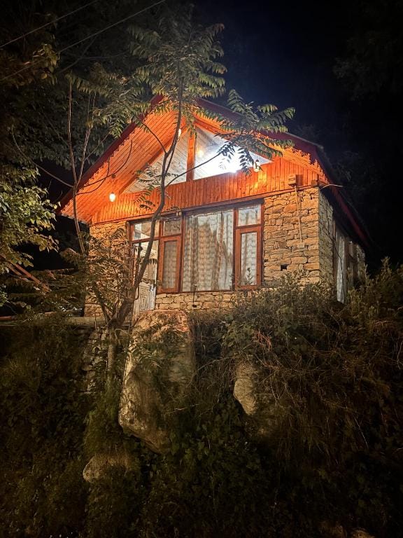 The Cozy Cabin Jibhi Hotel in Himachal Pradesh