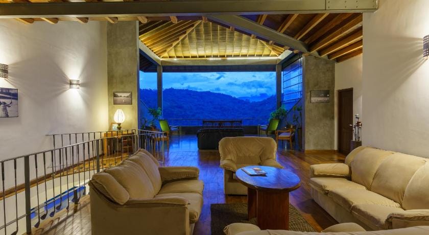 Golf Resort Par 3 Hotel in Central Province