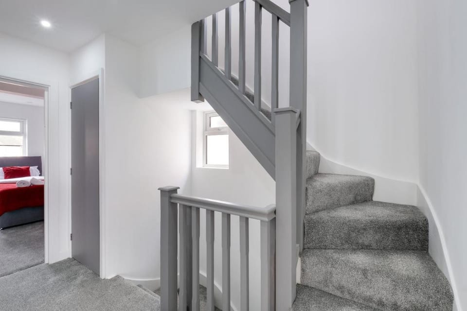 Newly Converted 3BDR 1BA APT in Hounslow Apartment in Isleworth