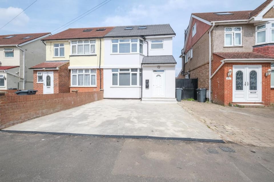 Newly Converted 3BDR 1BA APT in Hounslow Apartment in Isleworth