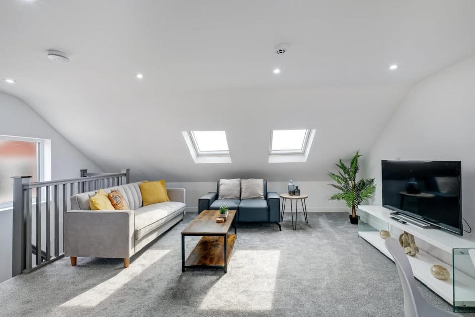 Newly Converted 3BDR 1BA APT in Hounslow Apartment in Isleworth