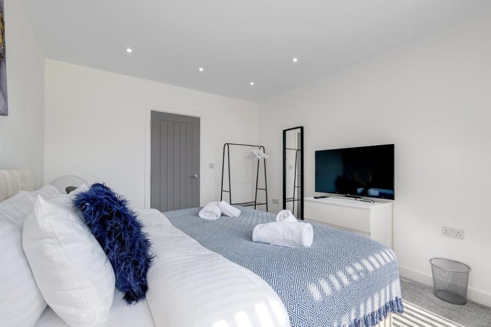 Newly Converted 2BDR 1BA APT in Hounslow Apartment in Isleworth
