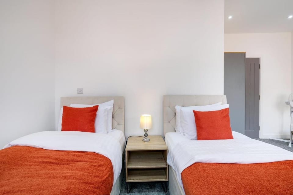 Newly Converted 2BDR 1BA APT in Hounslow Apartment in Isleworth