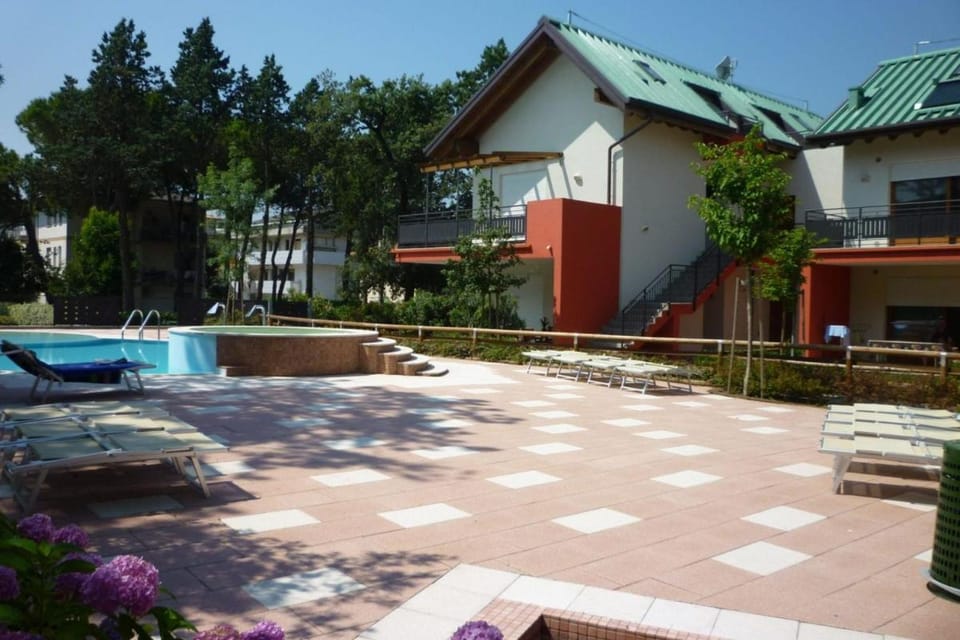 Tastefully furnished flat with pool and green area Apartment in Bibione