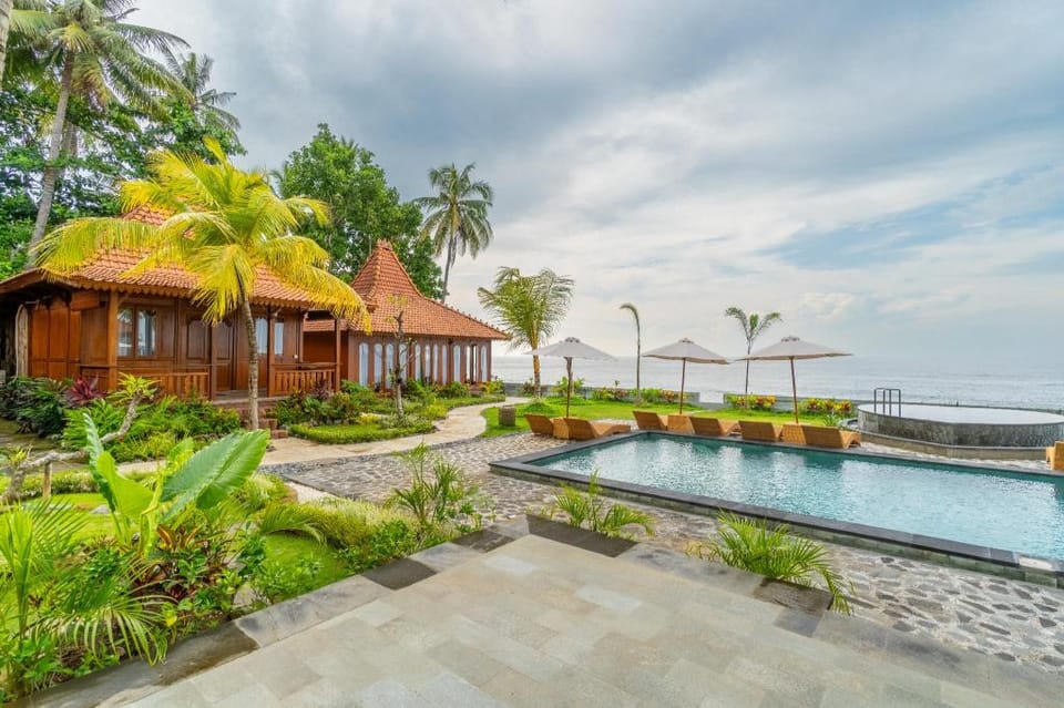 Dani Beach Villa - Beachfront Villas in Penuktukan Hotel in Bali