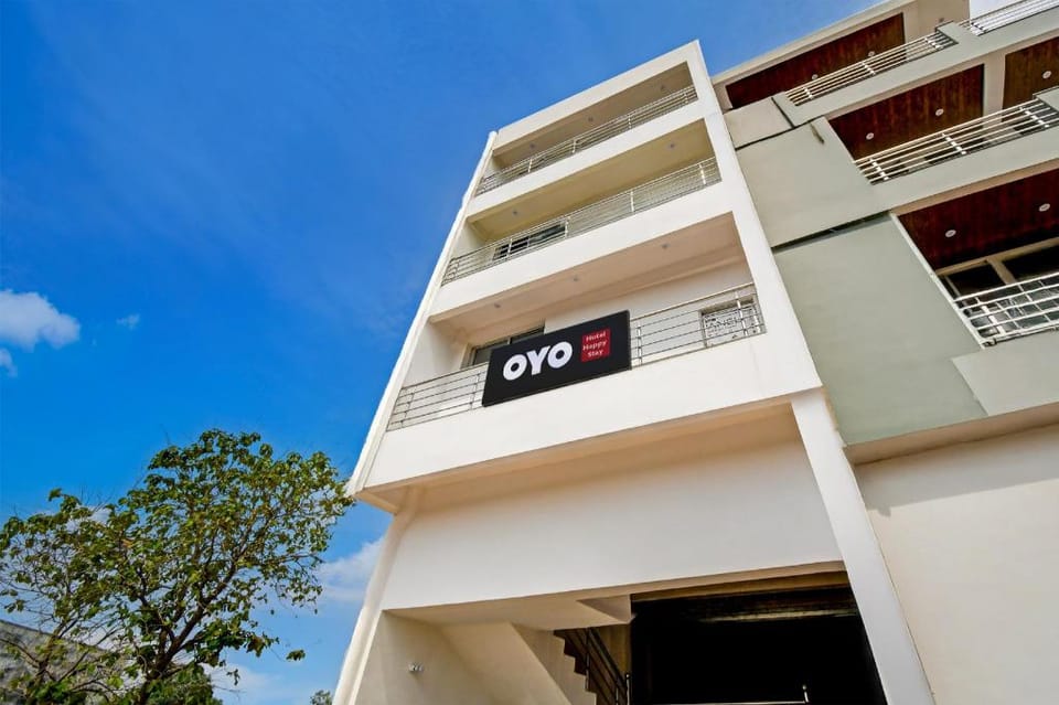 SPOT ON by OYO Hotel Happy Stay Hotel in Uttar Pradesh
