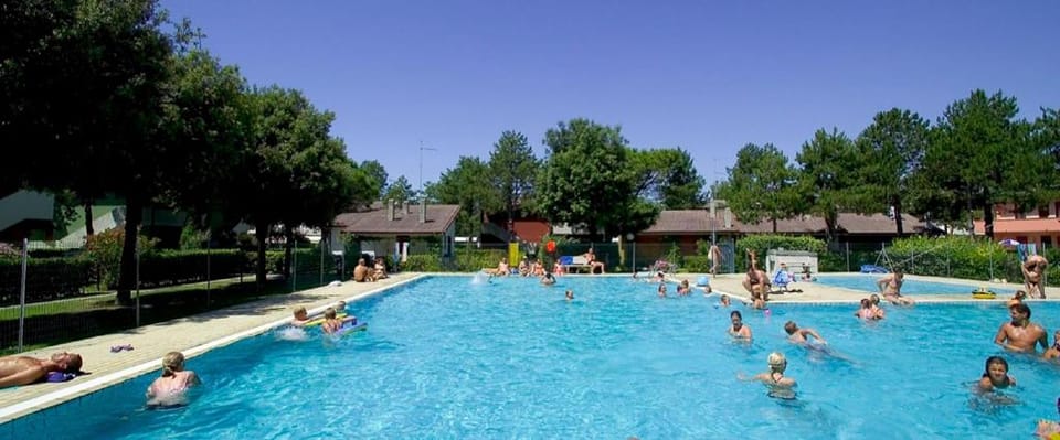 Adorable Apartment with Pool Great for 6 Friends or Family Hotel in Bibione
