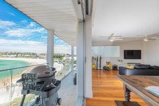 Ocean view luxury 3 bedroom home with balcony Vacation rental in Sydney