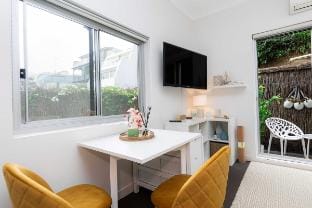 Bright beachfront studio with terrace & aircon Vacation rental in Bondi Beach