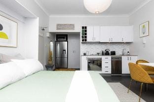 Bright beachfront studio with terrace & aircon Vacation rental in Bondi Beach