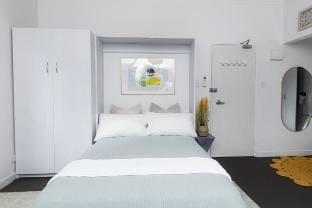 Bright beachfront studio with terrace & aircon Vacation rental in Bondi Beach
