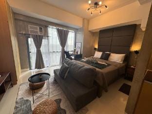 Chic Viceroy Studio | Pool, Gym, Netflix Vacation rental in Makati