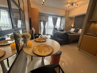 Chic Viceroy Studio | Pool, Gym, Netflix Vacation rental in Makati