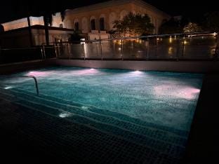 Venice Condo | Netflix + 55" TV + Balcony Vacation rental in Makati