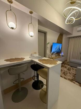 JCGlamorous/2BD,1BTH/Wifi/Netflix/5StarBnB Apartment in Pasay