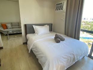 OneBR with Kitchen & Balcony 2 mins to Okada - 6D Apartment in Pasay
