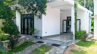 Mountain Edge Unawutuna Villa in Southern Province