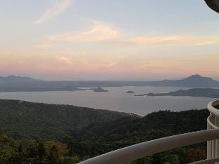 Tagaytay French Country 2 Taal-View with Netflix Apartment in Tagaytay