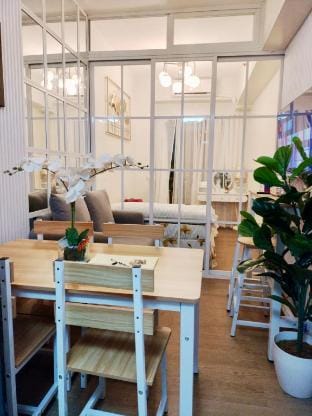 2BR MODERN STAYCATION UNIT Apartment in Paranaque