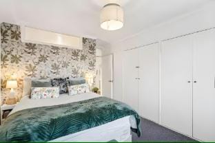 Two-Bed spacious Flat-2 min walk to tube station Apartment in Enfield