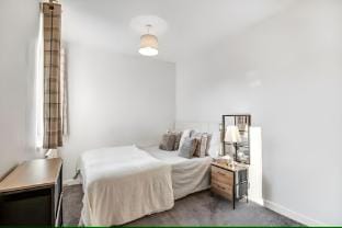 Two-Bed spacious Flat-2 min walk to tube station Apartment in Enfield