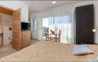Studio Apartment-Sea View,Balcony & Kitchen 03F #7 Vacation rental in Okrug Gornji