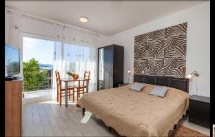 Studio Apartment-Sea View,Balcony & Kitchen 02F #4 Apartment in Okrug Gornji
