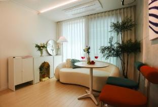 Hongdae/공항철도   H (신축/홍대5분/YG1분/엘베/주차/각방에어컨/8명/침실2 Apartment in Seoul