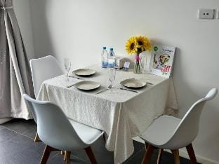 Modern Private Deluxe Master Suite California Bed Vacation rental in Auckland