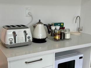 Modern Private Deluxe Master Suite California Bed Vacation rental in Auckland