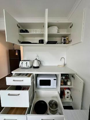 Modern Private Deluxe Master Suite California Bed Vacation rental in Auckland